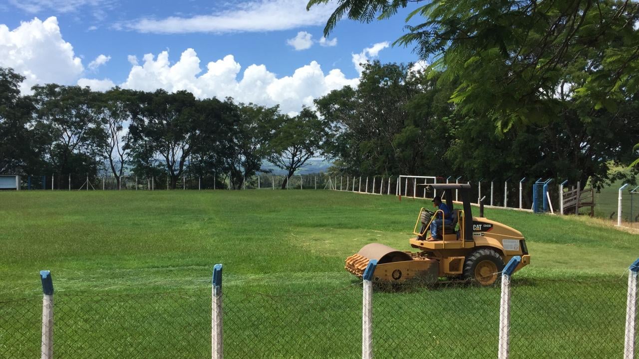 Departamentos de Esportes e Rodoviário realiza manutenção da grama do Estádio Municipal
