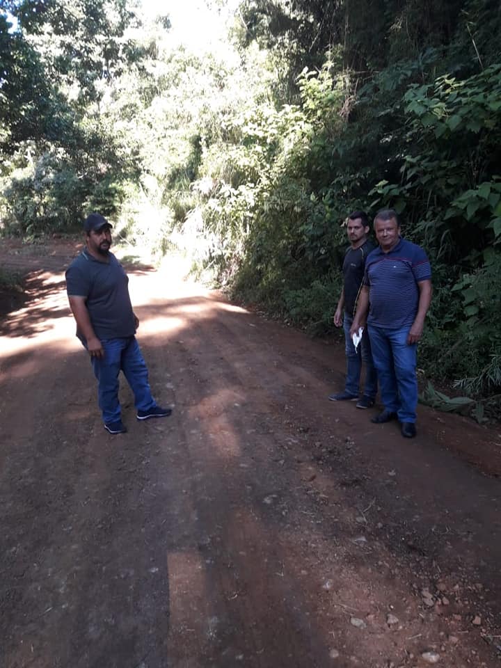 Prefeito Toninho do Café e Vice Prefeito visitaram a estrada do bairro Chicote onde ocorrem obras de manutenção