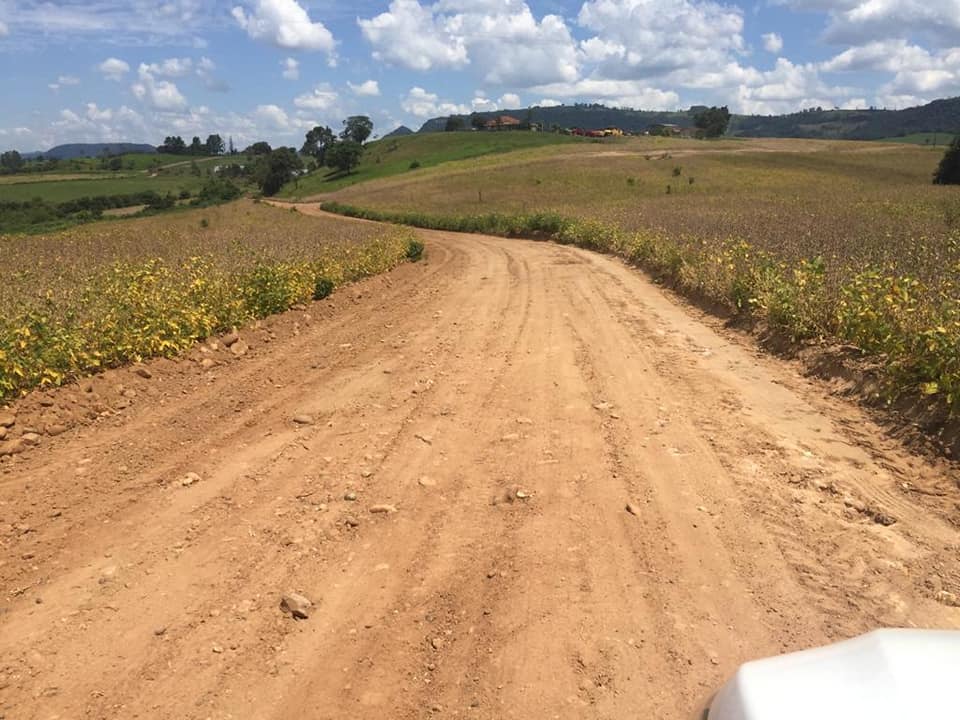 Prefeitura realiza reparos na estrada do bairro Postinho